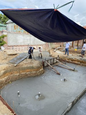 tiến hành đổ đế hồ